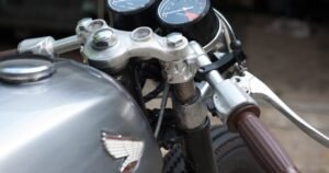 Cara Memperbaiki Stang Motor yang Miring Akibat Tabrakan