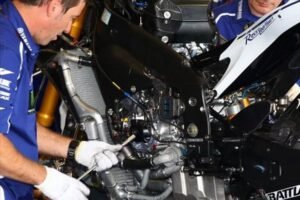 Tentu, mari kita bedah komponen-komponen motor balap dengan bahasa yang mudah dicerna.